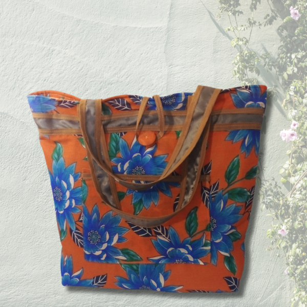 Bolsa Floral em Chita com Alça de Cetim e Interior em Nylon