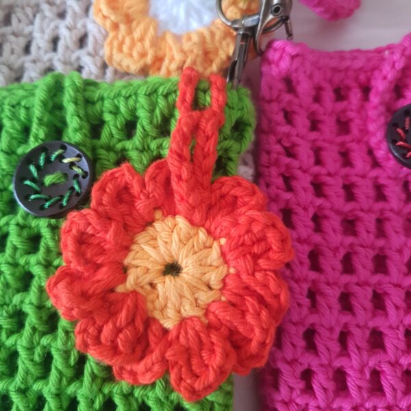 Porta Celular Feito a Mão em Crochê com Pingente de Florzinha - Image 4