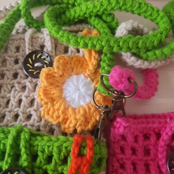 Porta Celular Feito a Mão em Crochê com Pingente de Florzinha - Image 2